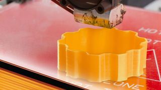 PLA-Kunststoffe von Natureworks bietet Resinex jetzt in seinem Produktportfolio. Mit diesen Polymeren auf Milchsäure- und Lactid-Basis können 3D-Druckfilamente gefertigt werden, welche die additive Herstellung besonders präziser Komponenten mit verminderter Geruchsbelästigung erlaubt. (Bild: Resinex)