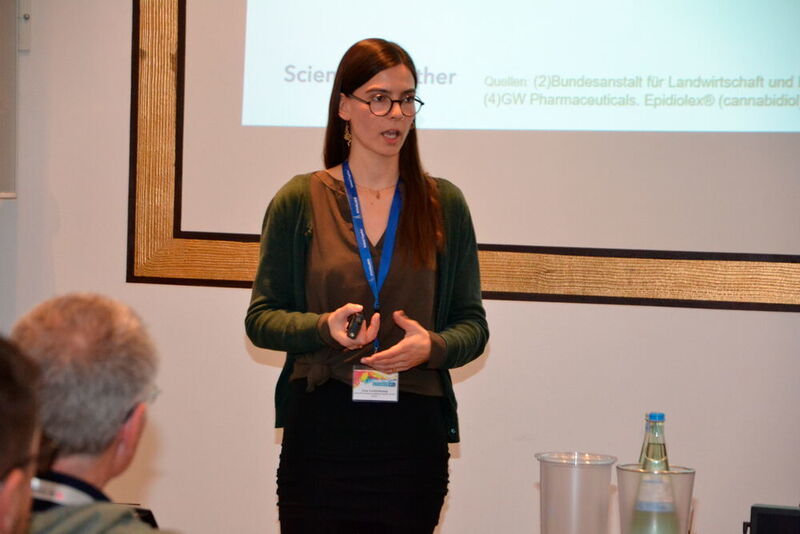 Lisa Loxterkamp von Knauer Wissenschaftliche Geräte ging in ihrem Vortrag auf das Trendthema Cannabis-Analytik ein und erläuterte Anforderungen von der Zulassung bis zur Methode. (Ottleben / LABORPRAXIS)