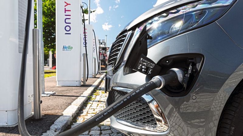 Die Zahl der Lademöglichkeiten für E-Autos muss zügig wachsen, so die Forderung des VDA.(Bild:  Daimler)
