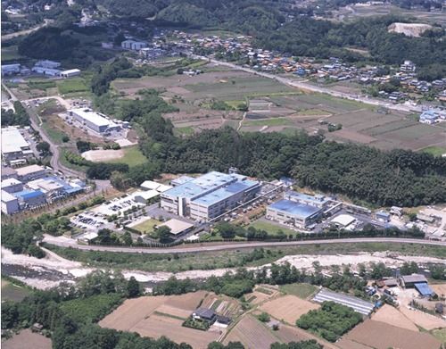 Platz 10: Shin-Etsu Chemical, Japan 
Insgesamt beschäftigt Shin-Etsu 70.000 Mitarbeiter. In mehreren Großanlagen entstehen so Kunststoffe, Pulver und Einkristalle. Das Werk in Goubara (Bild) ist beispielsweise für die Herstellung von Silikonkautschuk verantwortlich.  (Bild: Shin-Etsu)
