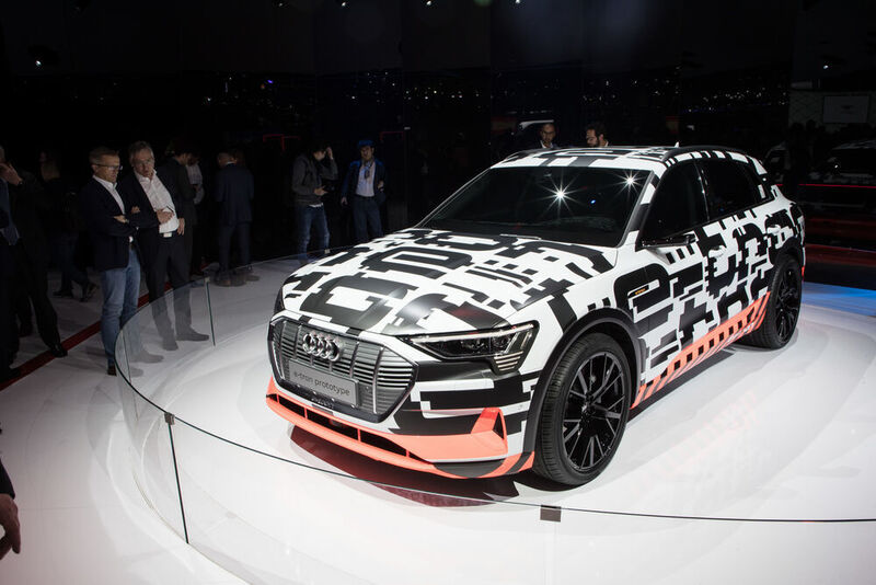 Audi stellt mit dem e-tron - der in Genf noch getarnt auftritt - seine Antwort auf Teslas Model X vor. (AUDI AG)