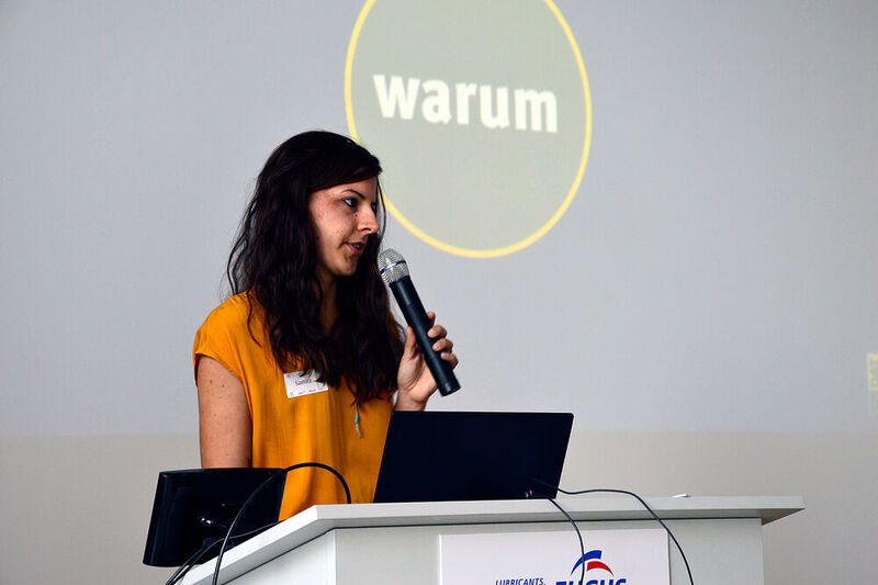 Ein Thema beim Carcamp war der Aufbau von Social-Media-Präsenzen in der Automobilwirtschaft. Samira Jakobs, Social-Media-Managerin bei der Deutschen Automobil Treuhand (DAT), stellte das Vorgehen des Datendienstleisters vor. (Achter/»kfz-betrieb«)