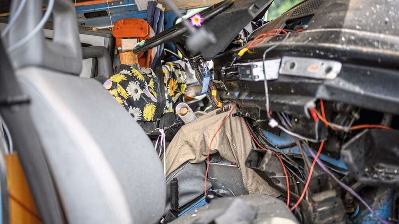 Durch das hereindringende Armaturenbrett und Lenkrad wird der Fahrer im T3 regelrecht erdrückt. Seine Überlebenschance: Null. (Bild: © KEYSTONE / MELANIE DUCHENE)