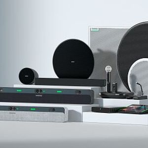 Die Videobar von Shure lässt sich laut Hersteller problemlos mit weiteren Shure-Mikrofonen oder Lautsprechern kombinieren. Steuern lassen sie sich über die ShureCloud.(Bild:  Shure)