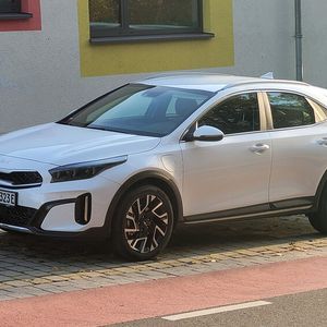 1. Die Bauform: Man kann sich durchaus fragen: Braucht es solche Autos? Vergleicht man den X-Ceed mit dem mit dem Ceed Fünftürer, so ist der X-Ceed zwar, wie bereits angesprochen, etwas schicker. Der Offroad-Look ist angesagt, tatsächlich bietet das Auto aber sonst keine Vorteile wie beispielsweise Allradantrieb. (Bild:  Wehner - Vogel Communications Group)