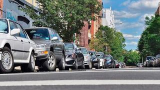 Zugeparkt: Immer mehr Autos sind in Deutschland angemeldet. Der Parkraum wird knapper. (Bild: gemeinfrei)