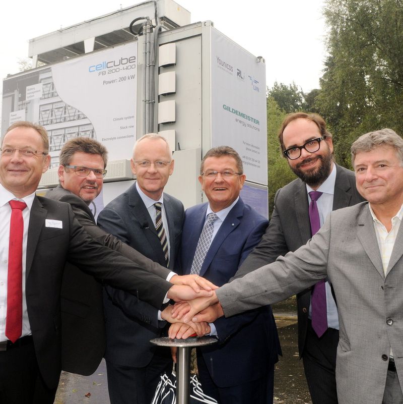 Nahmen den bayernweit größten Ortsspeicher in Tussenhausen in Betrieb (v.l.): Johannes Ruf, 1. Bürgermeister Markt Tussenhausen, Volker Wachenfeld, SMA Solar Technology AG, Dr. Markus Litpher, LEW-Vorstandsmitglied, Franz Josef Pschierer, Staatssekretär im Bayerischen Wirtschaftsministerium, Philip Hiersemenzel, Younicos, Dr. Claus Beneking, Reiner Lemoine Institut.