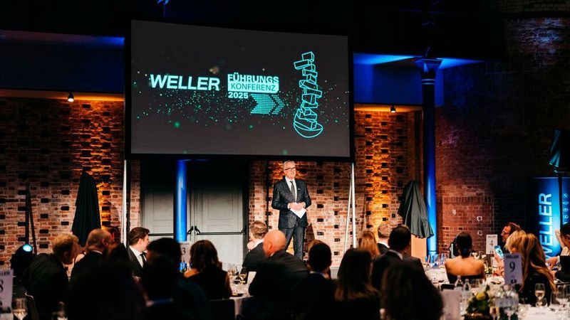 Burkhard Weller begrüßte die 120 Teilnehmer der Führungskonferenz zum Gala-Abend, der in diesem Jahr im Berliner Telegrafenamt stattfand. (Bild: Weller)