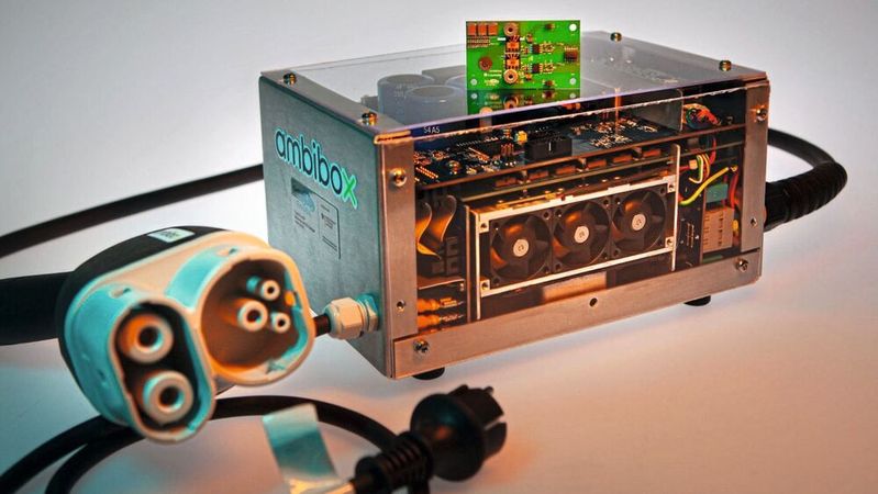 Demonstrator eines bidirektionalen einphasigen 3-kW-DC-Ladegeräts mit GaN-Leistungselektronik. Das leistungselektronische Modul (oben) haben Forschende des Fraunhofer IAF auf Basis des Leistungshalbleiters Galliumnitrid (GaN) und alternativen isolierenden Substraten entwickelt. Die Realisierung des Demonstrators sowie die Integration des Moduls erfolgte durch den GaN4EmoBiL-Projektpartner Ambibox.(Bild:  Fraunhofer IAF)