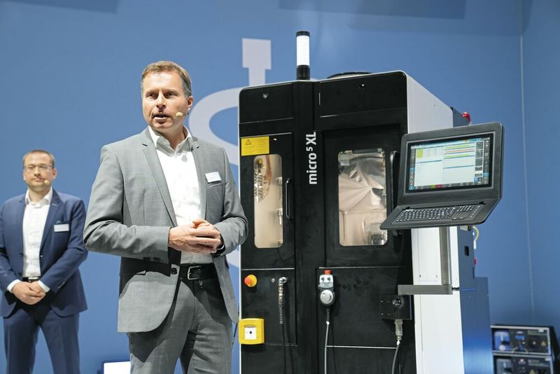 Claus Eppler, ingénieur et directeur technique du groupe Chiron, présente la nouvelle Micro5 XL, grâce à laquelle l'entreprise a étendu son concept à succès dans le domaine du micro-usinage à d'autres tâches exigeantes. (Source :Nastassja Neumaier, VCG)