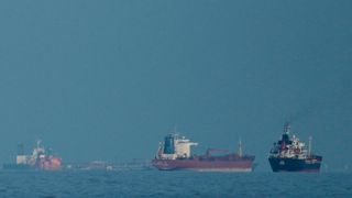 Durch den Iran-Krieg gibt es Störungen in den Lieferketten, weil etwa die Straße von Hormus weitgehend gesperrt ist (Symbolbild). Das bereitet den allermeisten deutschen Industrieunternehmen Sorgen, wie eine Umfrage des Ifo-Instituts zeigt ... (Bild: AP)