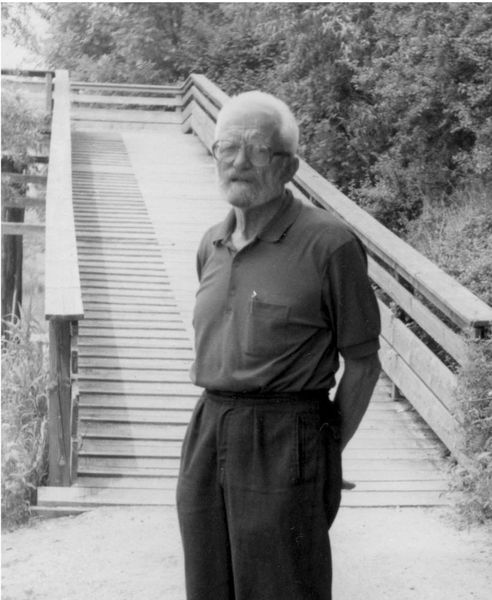 Bild 1: Eberhard Spenke im Jahr 1984 vor der Brücke, an der er im Sommer 1945 den Entchluss zur Gründung des Halbleiter-Labors fasste. (Historisches Archiv Infineon)