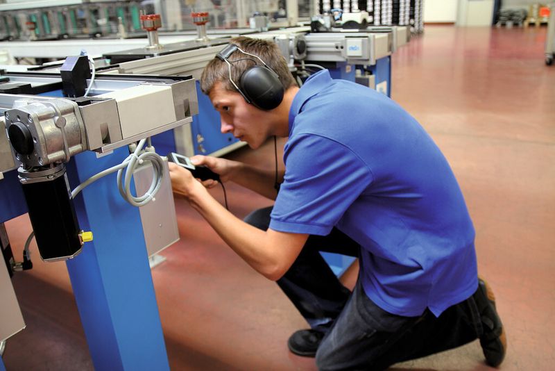 Mit dem Ultraschallprüfgerät ist Energiescout Dominik Burkert den Druckluftleckagen auf der Spur. (Bild: Itasse)