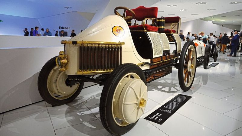 Der Lohner-Porsche: „Lohner“ ist die Sammelbezeichnung für die Fahrzeugtypen mit elektrischem Antrieb der Lohner-Werke. Sie wurden von Ludwig Lohner und Ferdinand Porsche entwickelt und waren mit Otto- und Elektromotor ausgestattet. Der Mixte-Wagen war ein Fahrzeug mit Hybridantrieb. Gebaut wurde auch eine Sonderanfertigung mit Allradantrieb. Dies war das erste Automobil mit Allradantrieb der Automobilgeschichte. Es wurde 1899 zum ersten Mal gebaut und 1900 auf der Pariser Weltausstellung der Öffentlichkeit vorgestellt. (Bild: Dominsky – VCG)