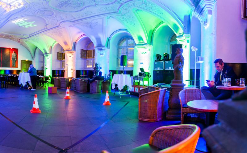 Letzte Vorbereitungen im stuckverzierten Gewölbe. (Acmeo)