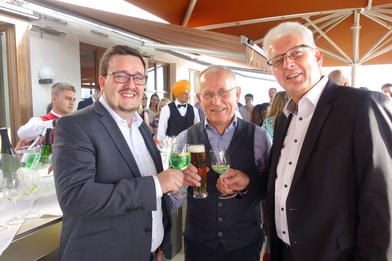 Tobias Pföhler (l., Stormagic), Jörg Brünig (Bytec) und Stefan von Dreusche (Datacore) stoßen auf das Jubiläum an. (Vogel IT-Medien GmbH)