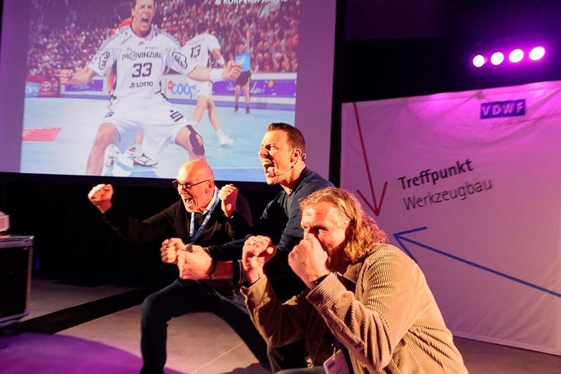 Weltmeisterlicher Jubel: Erfolge darf man auch mal richtig feiern -  das gehört dazu. Handball-Weltmeister Dominik Klein (Mitte) nimmt die Teilnehmer mit auf seinen Weg durch Höhen und Tiefen.(Bild:  Maschinenmarkt/rw)