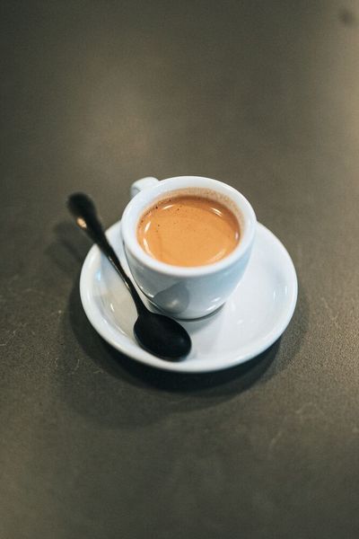 Platz 6: Klein aber kräftig – Der Espresso Der Espresso, das Herzstück der italienischen Kaffeekultur, ist bekannt für seinen intensiven Geschmack und die dicke, goldfarbene Crema, die seine Oberfläche krönt. Zubereitet wird er durch das schnelle Durchpressen von heißem Wasser unter Druck durch fein gemahlenen Kaffee. Obwohl der Espresso vor allem in Italien tief verwurzelt ist, hat er weltweit zahlreiche Anhänger gefunden. Ob allein genossen oder als Basis für andere Kaffeegetränke wie Cappuccino und Latte Macchiato verwendet, bleibt der Espresso ein unverzichtbares Element der globalen Kaffeetradition. 21% der Deutschen trinken laut der Studie mindestens einmal im Monat Espresso.  (Bild: frei lizenziert/ Nathan Dumlao)