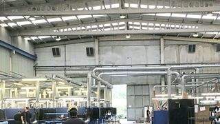 Der Blick auf das Hallenschiff von Fresno Metal zeigt den Verlauf der Rohrleitungen für die Absaugtechnik. (Teka)