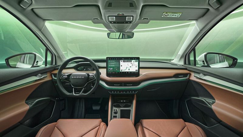 Im Innenraum wird die neue Gestaltung ebenfalls sichtbar. Und auch im Lenkrad fehlt das angestammte Logo. (Bild: markus wendler)