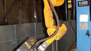 Mit sechs internen und fünf externen Achsen erreicht der Romat-Schweißroboter alle Schweißpositionen des Bauteils.  Bild: Cloos (Archiv: Vogel Business Media)