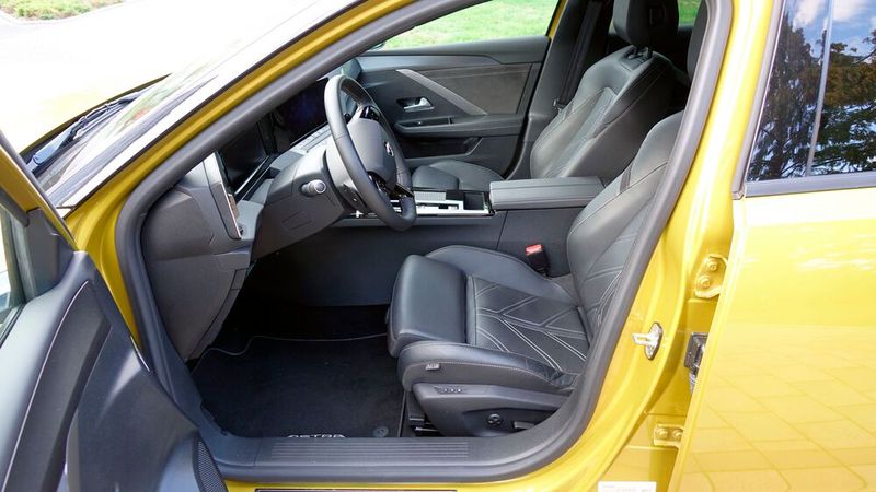 Sehr komfortabel sind hingegen die Ledersitze, die von der Aktion „Gesunder Rücken“ zertifiziert sind. (Bild: Rosenow – »kfz-betrieb«)