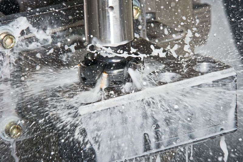 Ein wassermischbarer Kühlschmierstoff (KSS) besteht aus mehr als einem Dutzend Inhaltsstoffen und leistet Schwerstarbeit. Damit der KSS seinen «Job» richtig gut machen kann, muss er kontinuierlich überwacht und gepflegt werden. (Bild: Blaser)