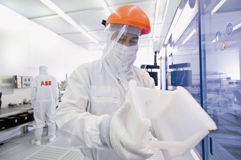 Arbeiten im Reinraum bei ABB Semiconductors in Lenzburg (Archiv: Vogel Business Media)