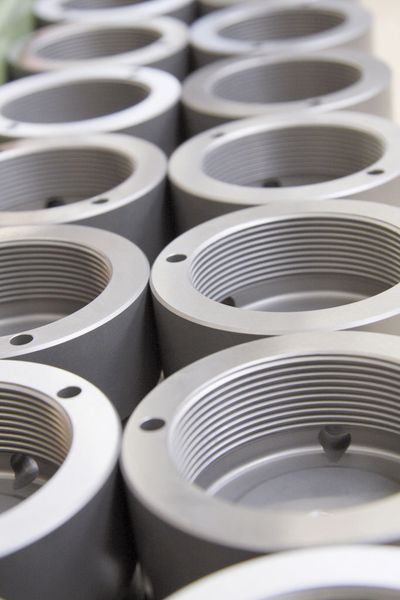Blick in die Fertigung bei Erowa. Damit die Produktion «rund» läuft, setzt das Unternehmen auch in der eigenen Fertigung Palettiersysteme ein und kann so äusserst flexibel und hoch automatisiert fertigen. (Bilder: Böhm) (Archiv: Vogel Business Media)