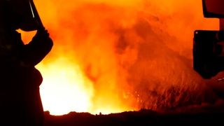 Die Stahlsparte bei Thyssenkrupp köchelt umsatztechnisch nur auf schwacher Flamme. Um die Zukunft zu sichern, fasst man unter anderem ein Joint Venture mit der Kretinsky-Holding EPH aus Tschechien ins Auge. Lesen Sie, was man noch plant, um aus den roten Zahlen zu kommen. (Bild: Thyssenkrupp)