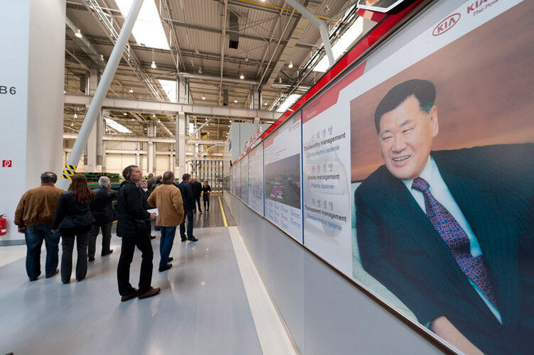Über alles wacht der Chef der Hyundai Kia Automotive Group Mong-Koo Chung. (Foto: Kia)