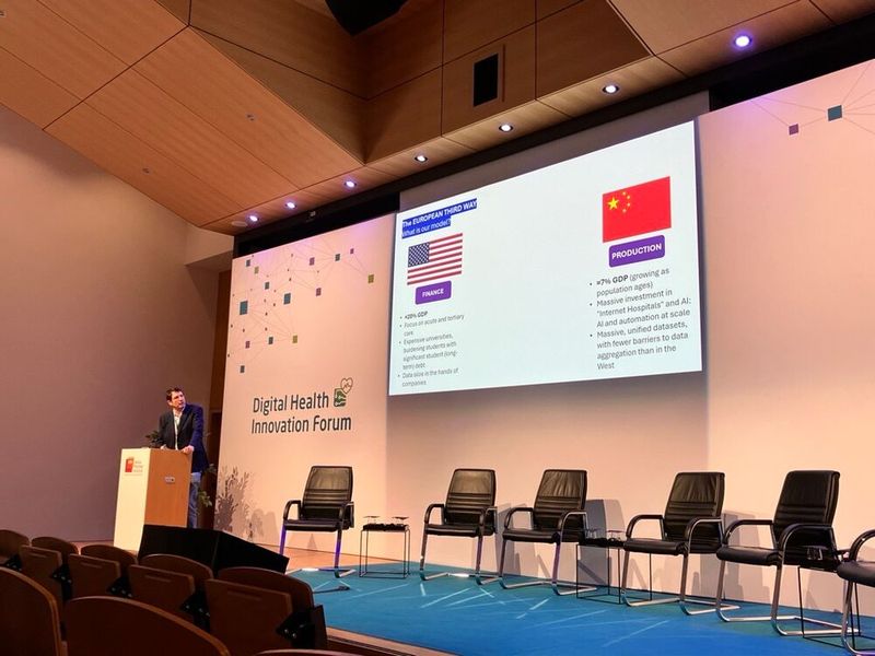 Jorge Juan Fernández, CIO der Universitätsklinik Barcelona, zeigte europäische Wege zur Gestaltung von Gesundheitssystemen auf und verglich sie mit den Ansätzen in China und den USA. (Bild: © Serina Sonsalla)