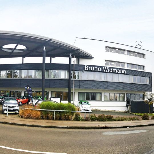 Die Firmenzentrale des Autohauses Widmann in Aalen. Seit 1972 gibt es den Betrieb an der Carl-Zeiss-Straße 49.(Bild:  Autohaus Widmann)