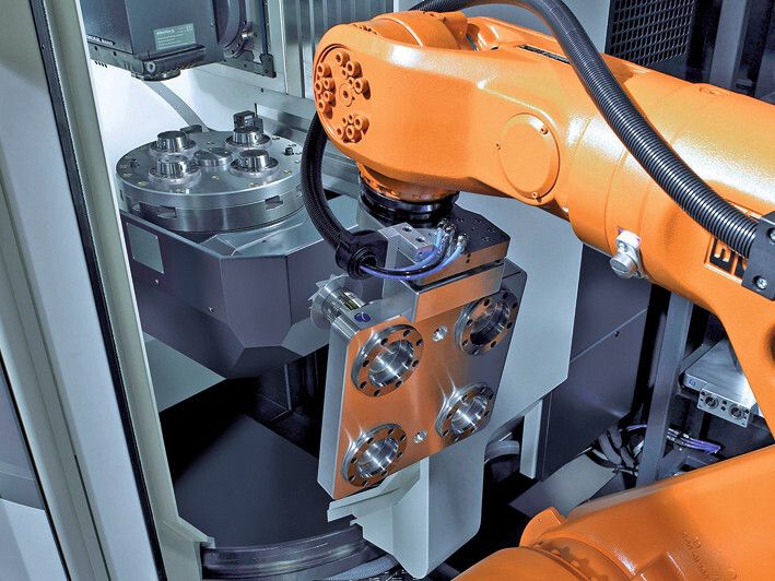 Fertigung rund um die Uhr: Das Nullpunktspannsystem Vero-S NSA plus sorgt bei der automatisierten Maschinenbeladung für Genauigkeit und Prozesssicherheit. (Bild: Schunk)