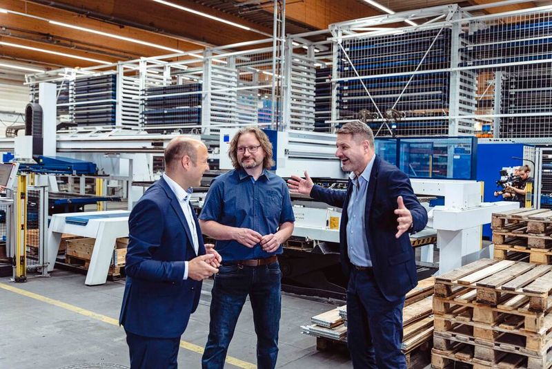 Ein gutes Team: Der Trumpf Vertriebsbeauftragte Uwe Roll (links) begleitete Tim Ungerer (rechts) und Stefan Pollanka (mittig) von der Merz GmbH während des kompletten Automatisierungs- und Digitalisierungsprozesses. (Bild: Trumpf)