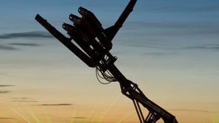 Der amerikanische Robotik-Künstler Christian Ristow präsentierte bereits beim Burning Man  seine riesige, hydraulisch betriebene Roboterhand. (Christian Ristow)