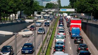 Alptraum und zugleich Alltag für Pendler: Stau (Pixabay)