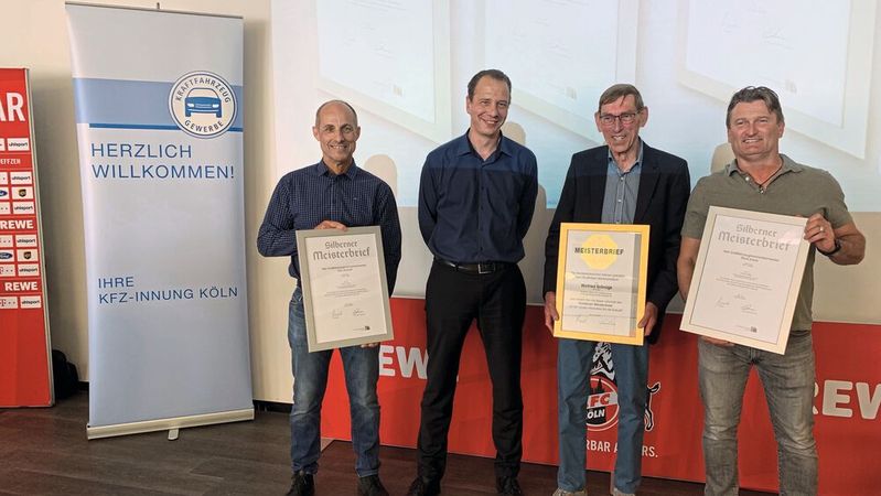 Ehrung langjähriger Mitglieder: (v. l.) Ralf Abshoff, Stefan Bäckmann, Winfried Schnüge und Boris Kanis.(Bild:  Pfaff/»kfz-betrieb«)