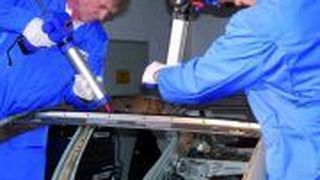 Bei lasergeschweißten Teilen, wie hier die Dachhaut des VW
 Passat, muss die Werkstatt bei der
 Reparatur die Klebetechnik anwenden. (Archiv: Vogel Business Media)