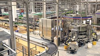 Typische Situation in der Verpackungsindustrie – und typischer Einsatzort von Schleifringübertragern. (©ID1974 - stock.adobe.com)