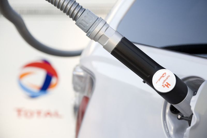 Wasserstoffbetankung eines Autos. (Bild: Total)