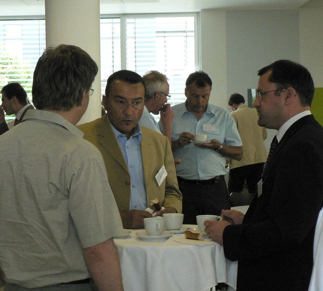 Kommunikation in der Pause: Peter Jung, INAT, (mitte) im Gespräch (Archiv: Vogel Business Media)