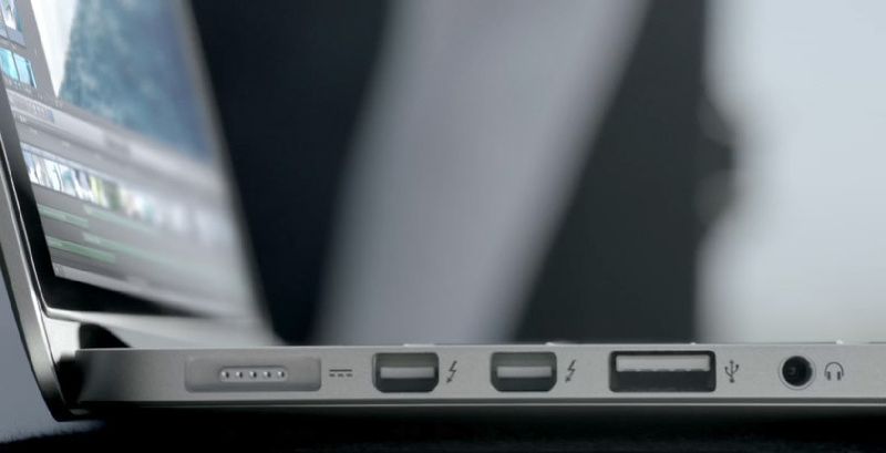 Links am Gehäuse fnden sich der neue, flachere Stromanschluss (Magsafe 2), zwei Thunderbolt-Ports, eine USB-3.0-Schnittstelle und der Anschluss für den Kopfhörer, ... (Archiv: Vogel Business Media)