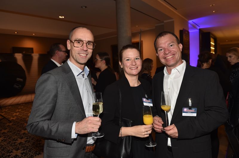 (v. l.) Edwin Roobol und Silke Stumvoll, AXIS, und Matthias Schneider, Ingram Micro. (Bild: Hannes Magerstädt)
