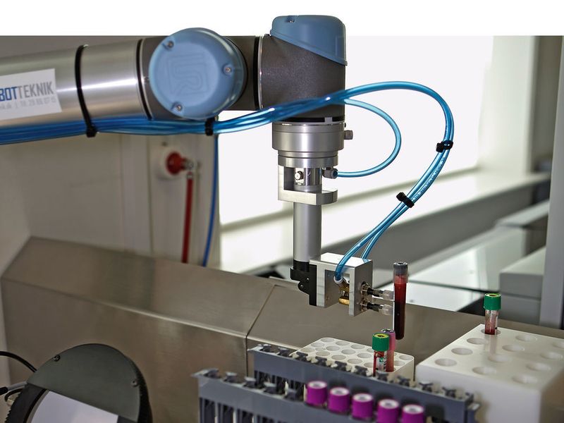 In Laboren eignen sich nur Roboter, die unter beengten Platzverhältnissen schnell, präzise und kollaborierend sicher arbeiten können. (Bild: Universal Robots)