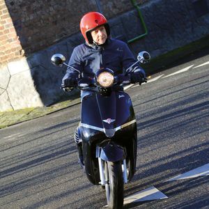 Auf den ersten Blick entspricht der Stromer weitgehend dem Schönheitsideal klassischer Roller.(Bild:  RKM)