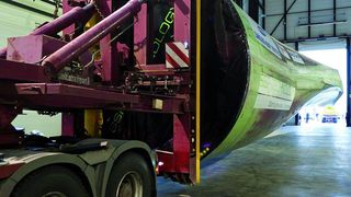 Prüfungen für die Zertifizierung können im Fraunhofer-IWES an Rotorblättern bis 90 m Länge vorgenommen werden. (Bild: Fraunhofer-IWES)