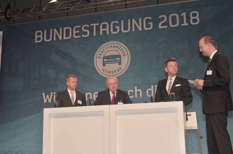 Am Nachmittag stellte sich das ZDK-Präsidium den Fragen der Teilnehmer der 46. Bundestagung des Kfz-Gewerbes. Präsident Jürgen Karpinski (2.v.li.) sowie die Vizepräsidenten Thomas Peckruhn (li.) und Wilhelm Hülsdonk gaben im Gespräch, das ZDK-Hauptgeschäftsführer Dr. Axel Koblitz (re.) moderierte, einen Überblick über die Verbandsarbeit.  (Bild: Zietz/»kfz-betrieb«)