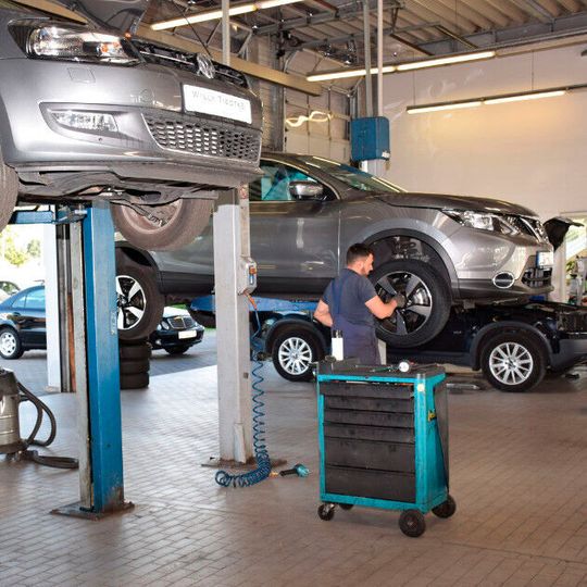 Die steigende Komplexität von Modellen unterschiedlicher Marken macht freien Werkstätten das Leben schwer.(Bild:  Rubbel/»kfz-betrieb«)