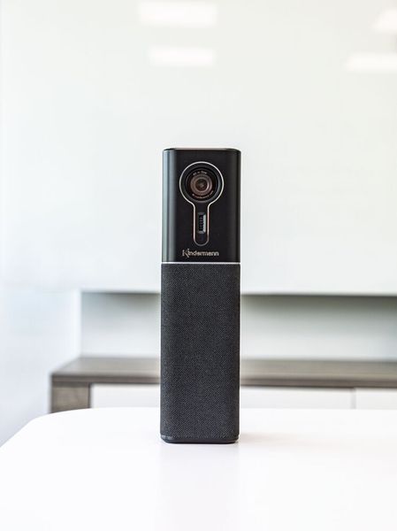 Die mit einer 2K-Kamera ausgestattete Videosäule KVC90 für Konferenzen mit bis zu zwei Teilnehmern beherrscht ebenfalls Auto-Framing. Kindermann hat in dem 26 cm hohen Gerät vier 4 omnidirektionale Mikrofone und einen Lautsprecher integriert. (Kindermann)